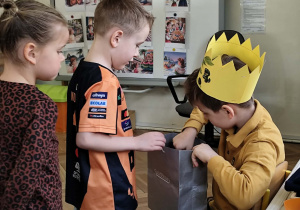 chłopiec składa życzenia jubilatowi