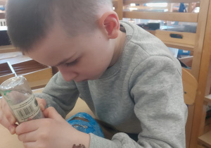 chłopiec, który dekoruje swoją maskę