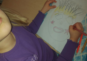 Dziewczynka tworząca projekt swojej maski