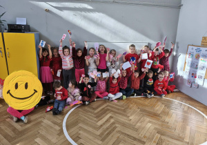Na zdjęciu widzimy grupkę dzieci, które trzymają w rękach Walentynki.