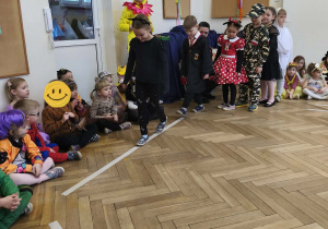 Na zdjęciu widzimy dzieci, które biorą udział w zabawie.