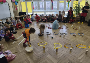 Na zdjęciu widzimy dzieci, które biorą udział w zabawie.