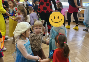 Na zdjęciu widzimy dzieci bawiące się na balu karnawałowym.