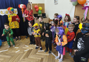 Na zdjęciu widzimy dzieci bawiące się na balu karnawałowym.