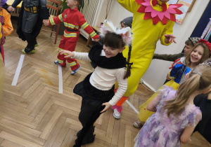 Na zdjęciu widzimy dzieci, które biorą udział w zabawach podczas balu karnawałowego.