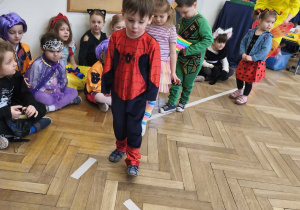 Na zdjęciu widzimy dzieci, które biorą udział w zabawie.