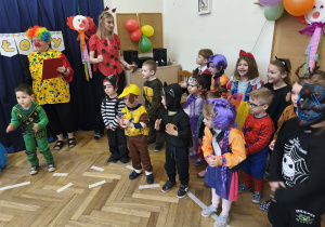 Na zdjęciu widzimy dzieci, które biorą udział w zabawach podczas balu karnawałowego.