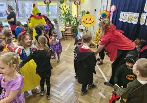 Na zdjęciu widzimy dzieci, które biorą udział w zabawach podczas balu karnawałowego.