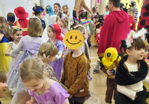 Na zdjęciu widzimy dzieci, które biorą udział w zabawach podczas balu karnawałowego.