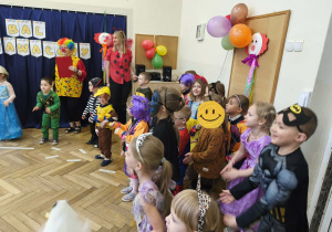 Na zdjęciu widzimy dzieci, które biorą udział w zabawach podczas balu karnawałowego.