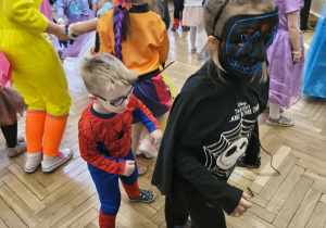 Na zdjęciu widzimy dzieci bawiące się na balu karnawałowym.