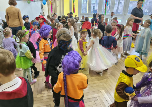 Na zdjęciu widzimy dzieci tańczące na balu karnawałowym.