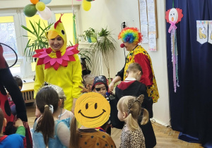 Na zdjęciu widzimy dzieci, które biorą udział w zabawach podczas balu karnawałowego.