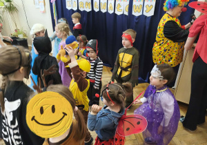 Na zdjęciu widzimy dzieci, które biorą udział w zabawach podczas balu karnawałowego.