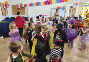 Na zdjęciu widzimy dzieci, które biorą udział w zabawach podczas balu karnawałowego.
