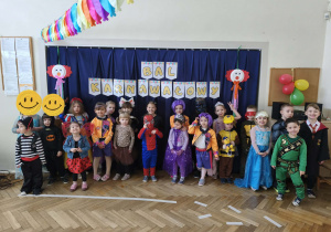 Na zdjęciu widzimy dzieci, które są przebrane i gotowe do zabaw na balu karnawałowym.
