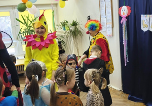 Na zdjęciu widzimy dzieci, które biorą udział w zabawach podczas balu karnawałowego.
