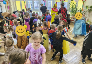 Na zdjęciu widzimy dzieci, które biorą udział w zabawach podczas balu karnawałowego.