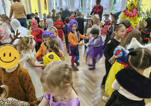 Na zdjęciu widzimy dzieci, które biorą udział w zabawach podczas balu karnawałowego.