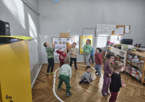 Na zdjęciu widzimu grupkę dzieci, które podrzucają balon. Ich zadaniem było jaknajdłużej trzymać balon w powietrzu.