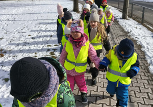 Na zdjęciu widzimy grupkę dzieci idących na spacer.
