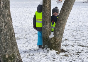 Na zdjęciu widzimy chłopców, którzy bawią się w chowanego.