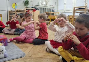 dzieci robią serduszko ze swoich dłoni