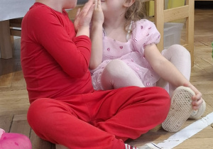 dzieci "przesyłają sobie" buziaki