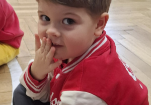 chłopczyk "przesyła" buziaki