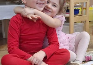 dziewczynka obejmuje za szyję chłopca