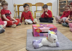 dzieci pokazują mimiką zawstydzenie, zdziwienie