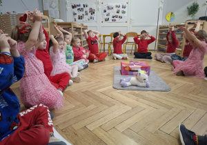 dzieci wykonują ćwiczenia oddechowe