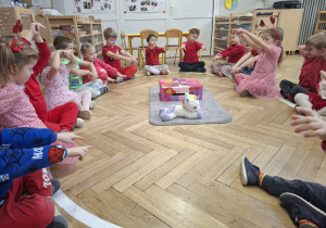dzieci wykonują ćwiczenia oddechowe