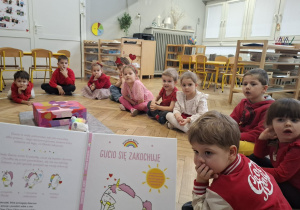 dzieci patrzą na książkę