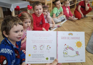 dzieci patrzą na książkę