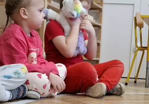 chłopiec przytula maskotkę Gucia