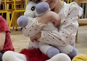 dziewczynka przytula maskotkę Gucia