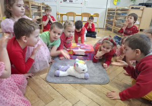 dzieci "przesyłają" buziaki maskotce Gucia