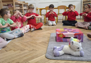 dzieci robią serduszko ze swoich dłoni