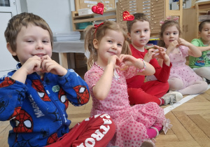 dzieci robią serduszko ze swoich dłoni