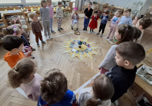 dzieci śpiewają "Sto lat"