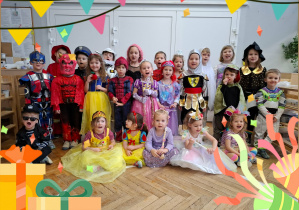 zdjęcie grupowe - dzieci ubrane w stroje karnawałowe