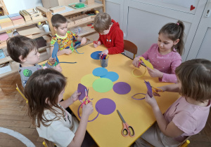 dzieci wycinają z koła serpentyny