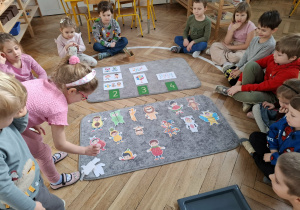 dzieci dopasowują stroje karnawałowe i dzielą je na sylaby