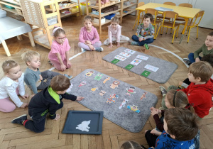 dzieci dopasowują stroje karnawałowe i dzielą je na sylaby