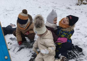 dzieci ślizgają się na lodzie