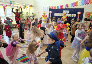 Dzieci tańczą na balu.