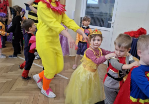 Dzieci idą w pociągu wraz z nauczycielami.