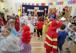 Dzieci tańczą na balu.