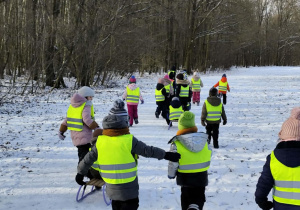 dzieci swobodnie biegające po lesie